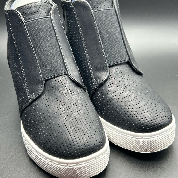 Athlefit Shoes - Athletic Black Sneakers EUC Size 8 1/2